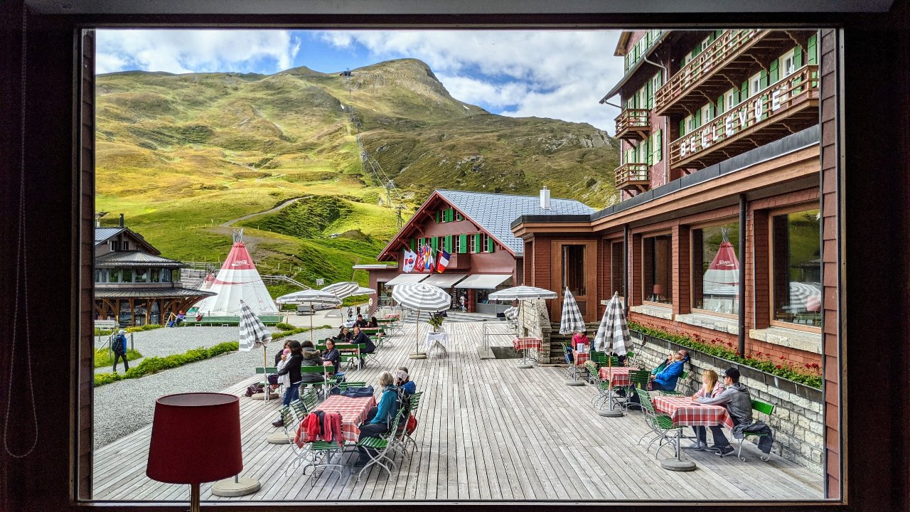 Terrasse des Hotels Bellevue des Alpes auf der Kleinen Scheidegg, Schweiz.