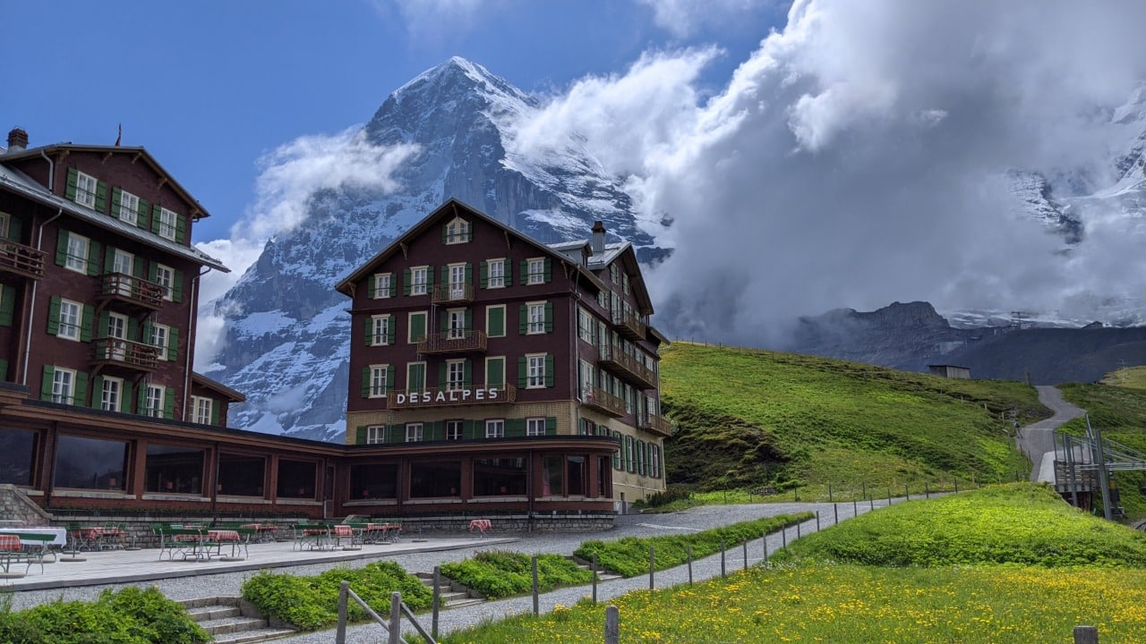 Hotel Bellevue des Alpes auf der Kleinen Scheidegg. Im Hintergrund die Eigernordwand.
