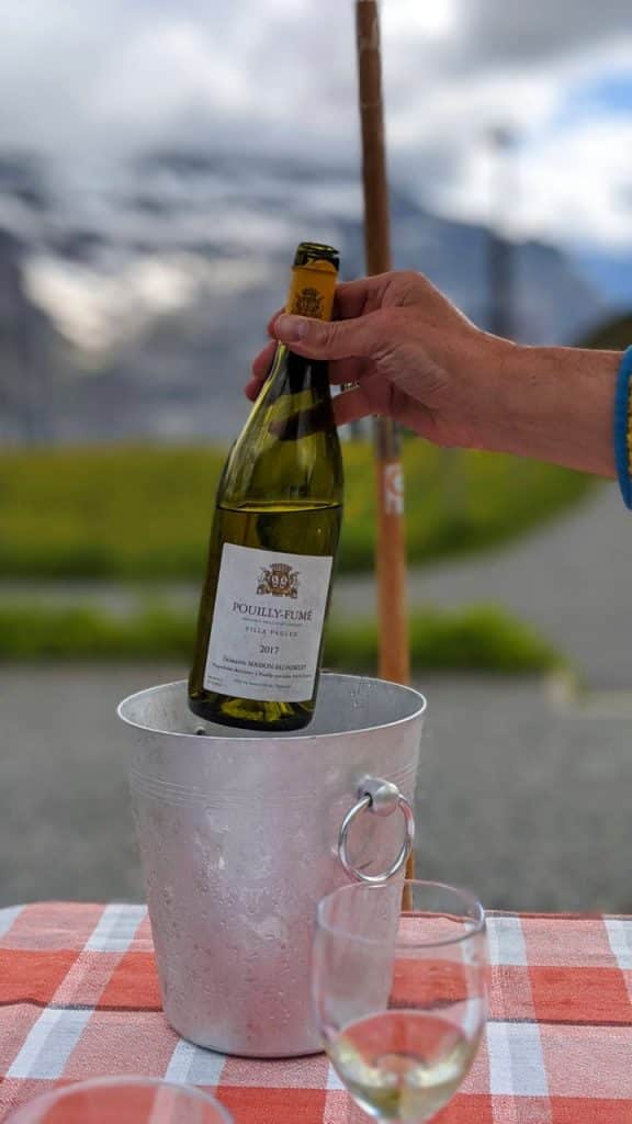 Als Aperitif ein trockener Weisswein auf der Terrasse des Bellevue des Alpes, Kleine Scheidegg, Schweiz
