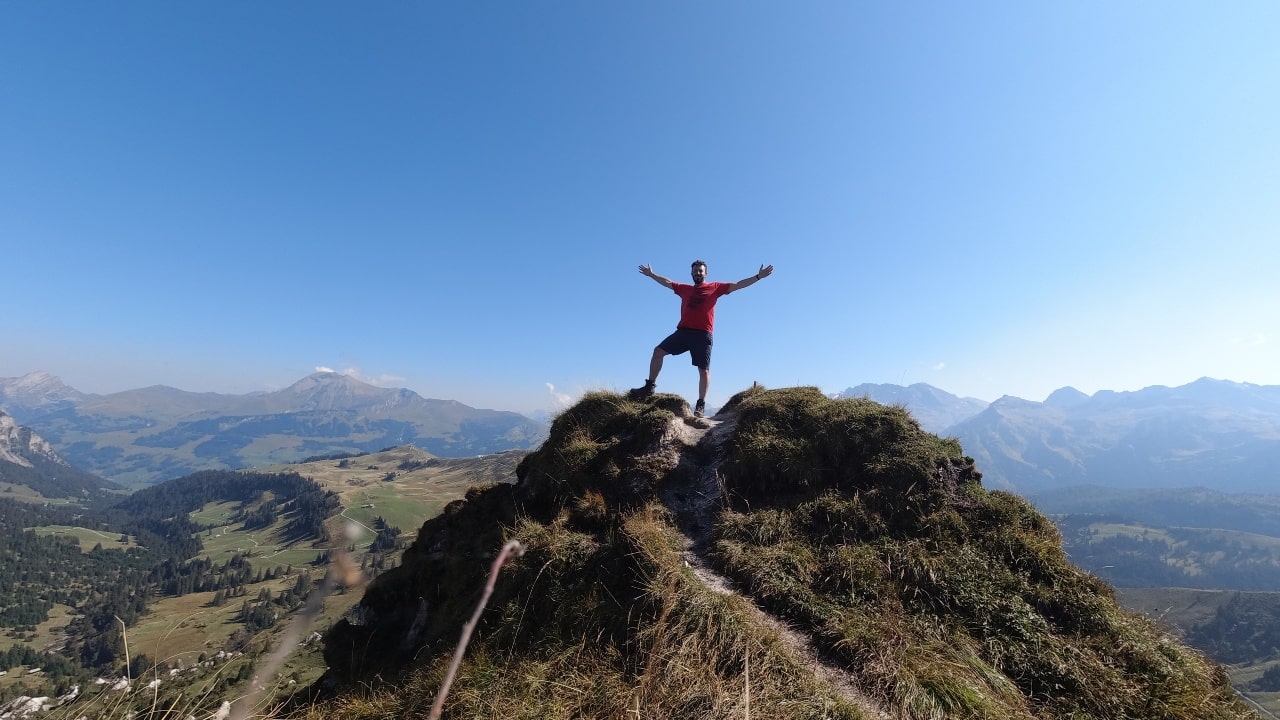 Matthias steht auf dem höchsten Punkt der Gryden, einer mondähnlichen Landschaft in Lenk, Schweiz.