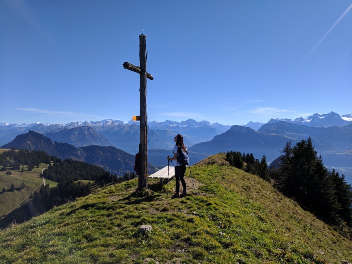 Solène steht auf Dosse, Rigi, Schweiz. Hinter ihrem Blick auf die Schweizer Alpen.