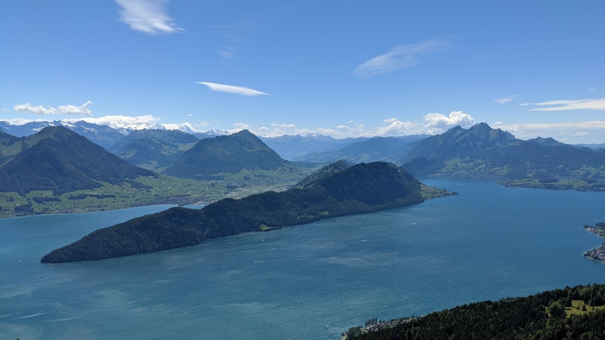 Wandern auf dem Rigi Felsenweg bietet tolle Aussichten auf den Bürgenstock, Schweiz. Im Hintergrund sind rechts der Pilatus und das Stanserhorn zu sehen.