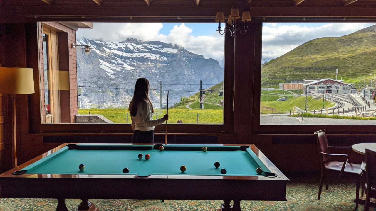 Solène spielt Billard im Hotel des Alpes auf der Kleinen Scheidegg, Schweiz