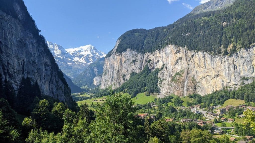 Blick auf das Tal und das Dorf Lauterbrunnen, Schweiz. Wasserfälle und verschneite Berggipfel.