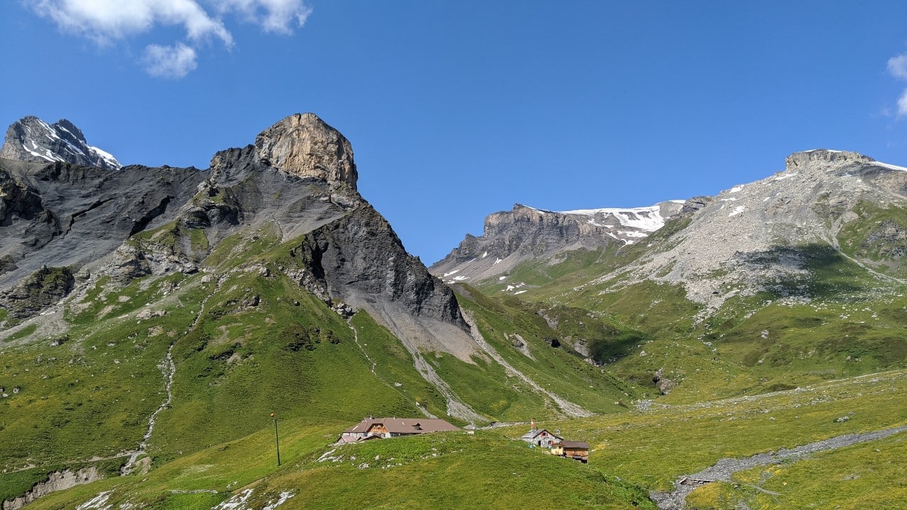 Rotstockhütte vom Wanderweg Via Alpina aus gesehen.