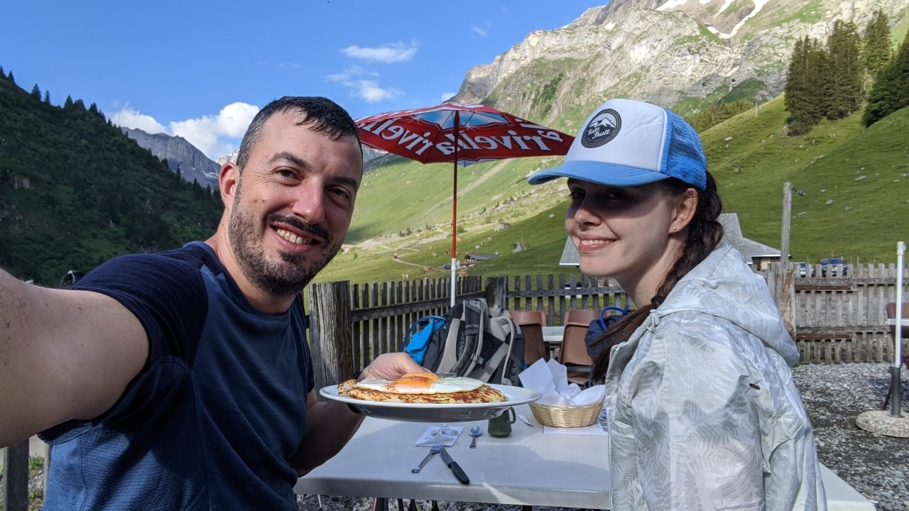 Solène and Matthias eating a Swiss national dish called Rösti on the hike on Via Alpina from Kandersteg to Adelboden