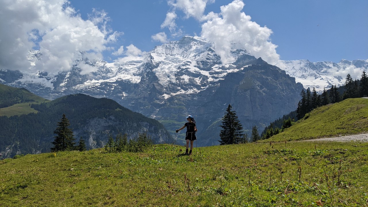 Solène beim Wandern auf der Via Alpina nach Mürren. Im Hintergrund die Jungfrau.