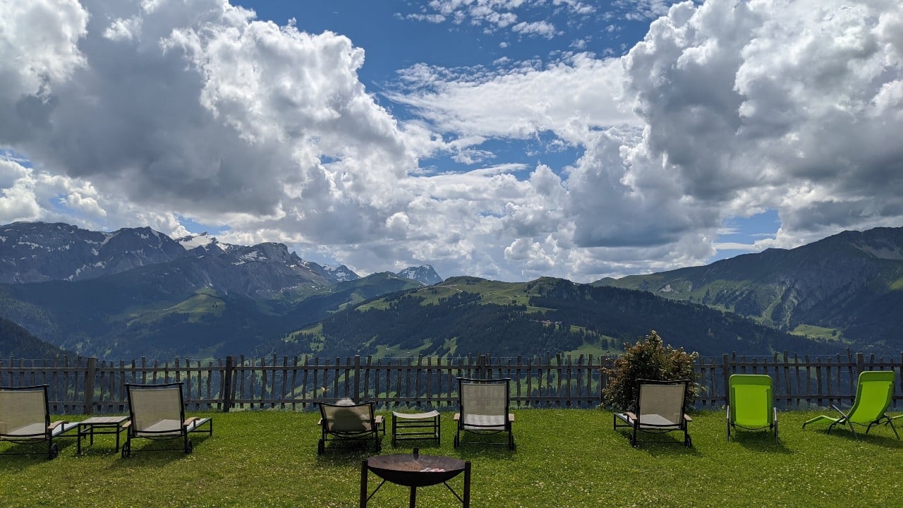 Tolle Aussicht auf die Schweizer Alpen vom Restaurant Bühlberg in Lenk, Schweiz.