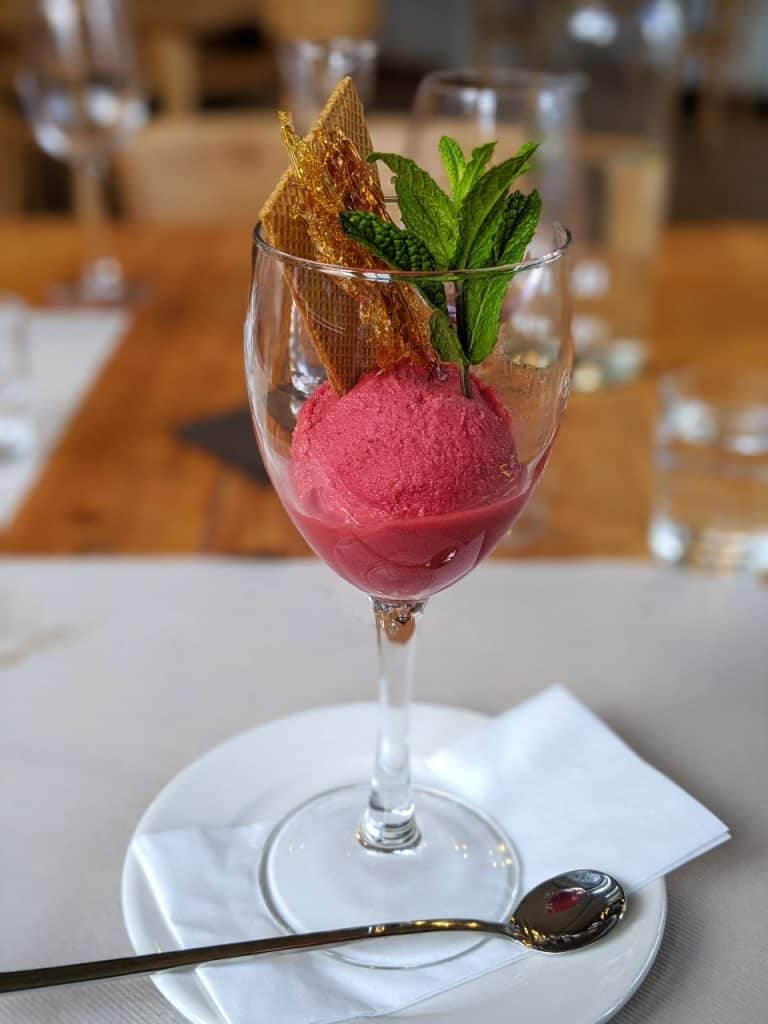 Fruchtiges Sorbet zum Dessert im Hotel Regina in Mürren, Schweiz.