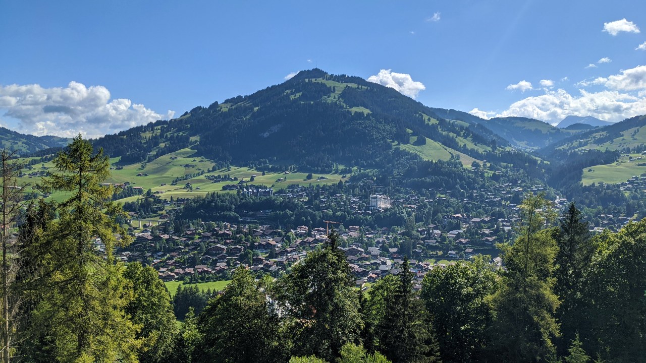 Aussicht von der Via Alpina auf Gstaad, Schweiz