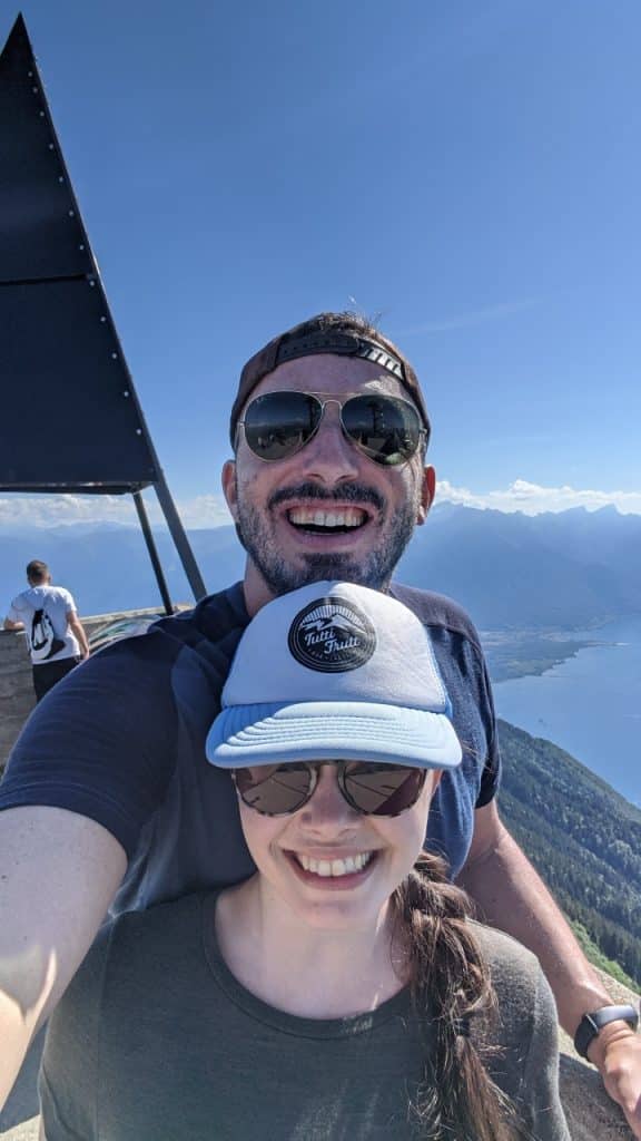 Solène and Matthias taking a selfie on Rochers-de-Naye mountain. In the background lake Geneva.