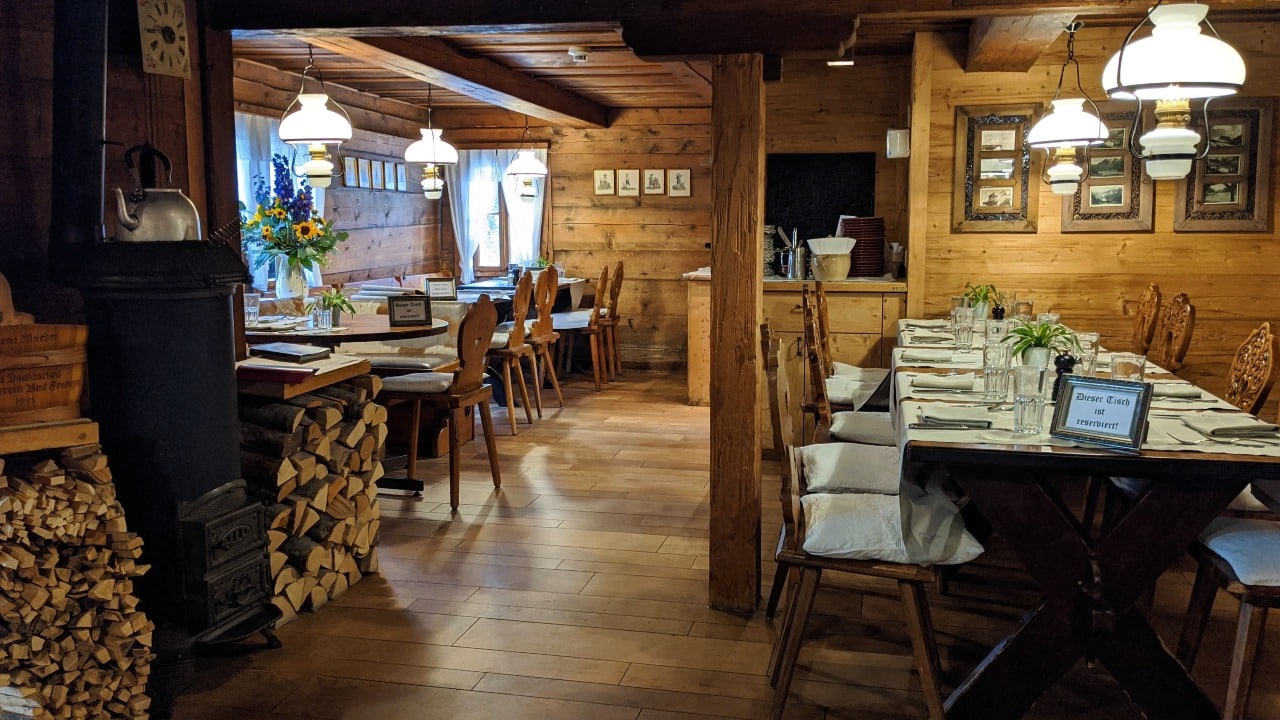 La salle à manger du Ruedihus à Kandersteg, Suisse