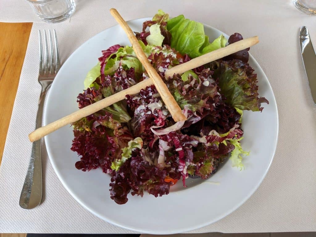 Vorspeise: Grüner Salat mit einem leckeren französischen Dressing im Hotel Regina in Mürren, Schweiz
