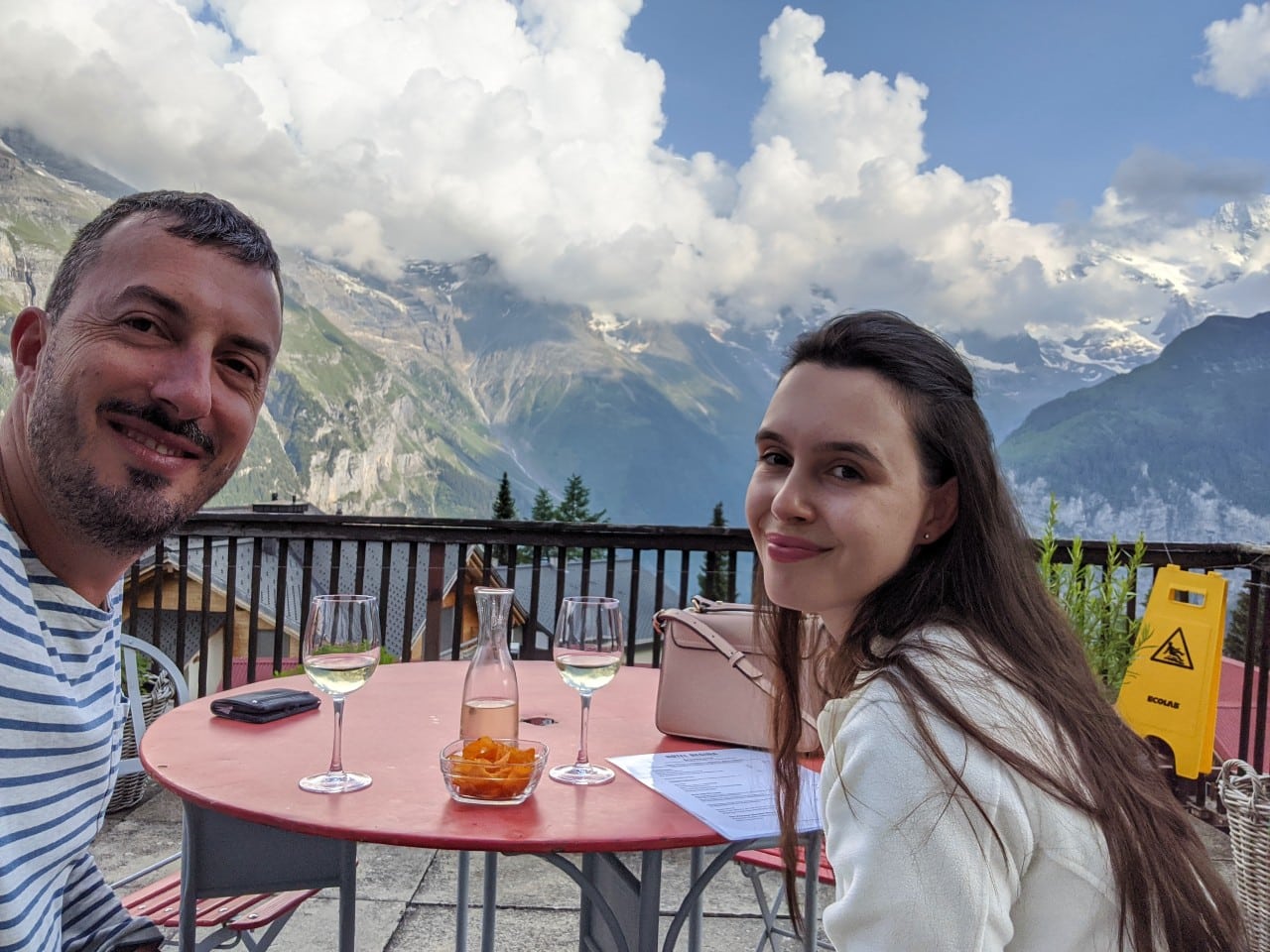 Solène (rechts) und Matthias beim Apéro auf dem Balkon des Hotels Regina in Mürren, Schweiz