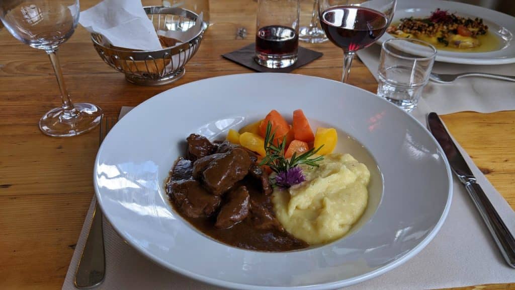 Kalbfleisch, hausgemachter Kartoffelstock und frisches Gemüse im Hotel Regina in Mürren, Schweiz