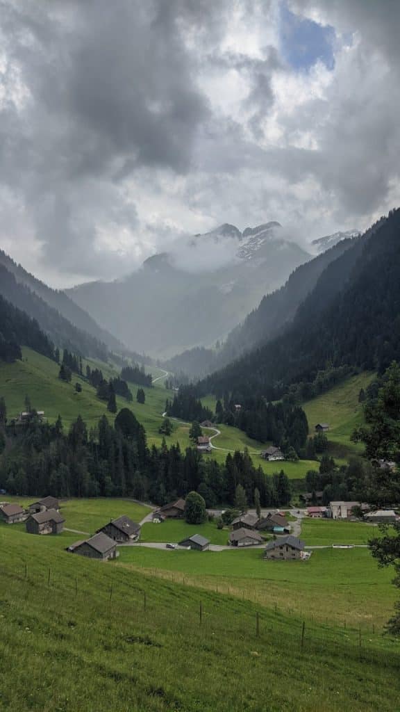 Schöne Landschaft in der Schweiz: Region Pays-d'Enhaut mit dem Dorf L'Etivaz