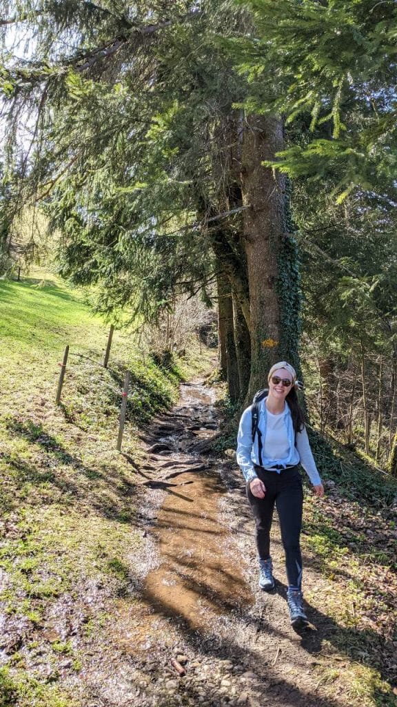 Hörnli wandern: Solène wandert bergauf von Steg aufs Hörnli