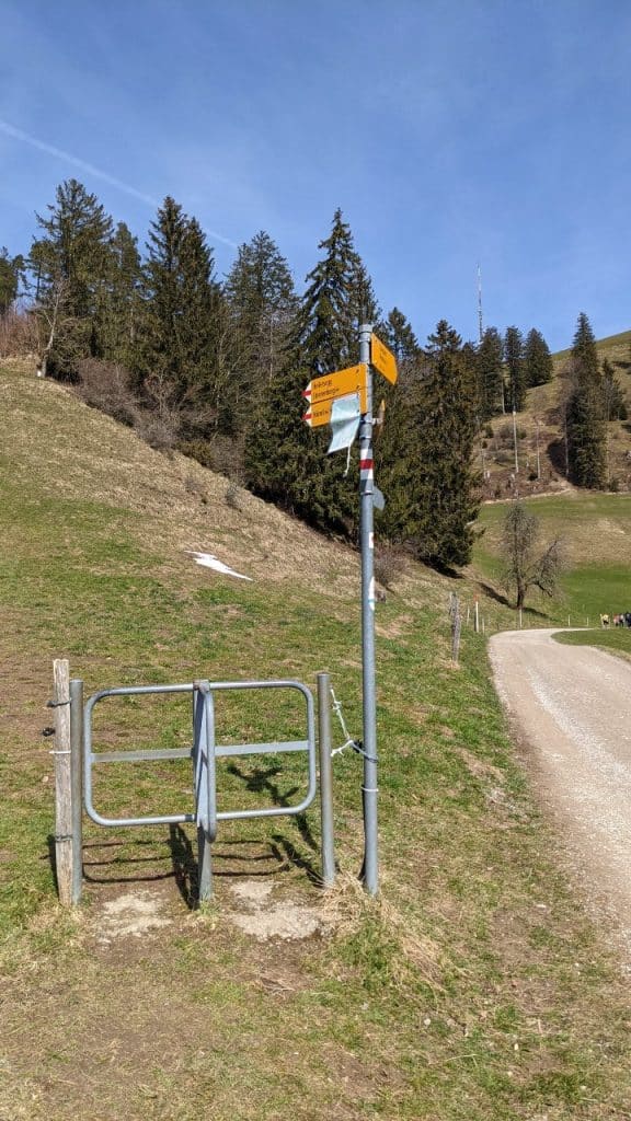 Signpost on the way to Hörnli. On the left, the trail. On the right, a broad gravel road. Both lead up to Hörnli.