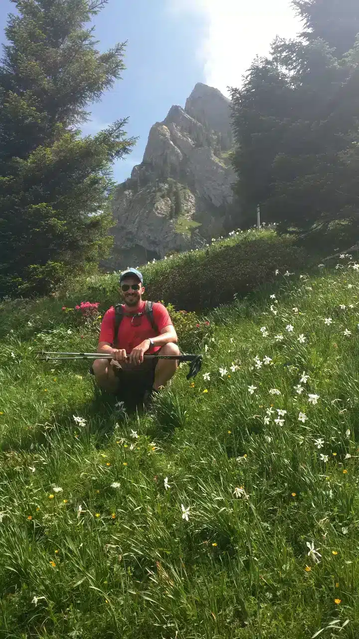 Matthias apprécie les fleurs lors d'une randonnée sur le Mont Pilatus