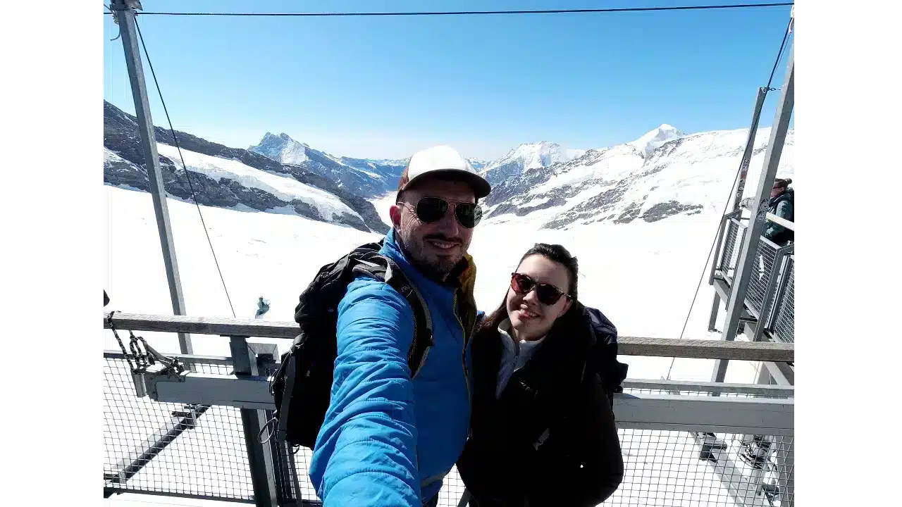 Solène und Matthias machen ein Selfie auf dem Jungfraujoch