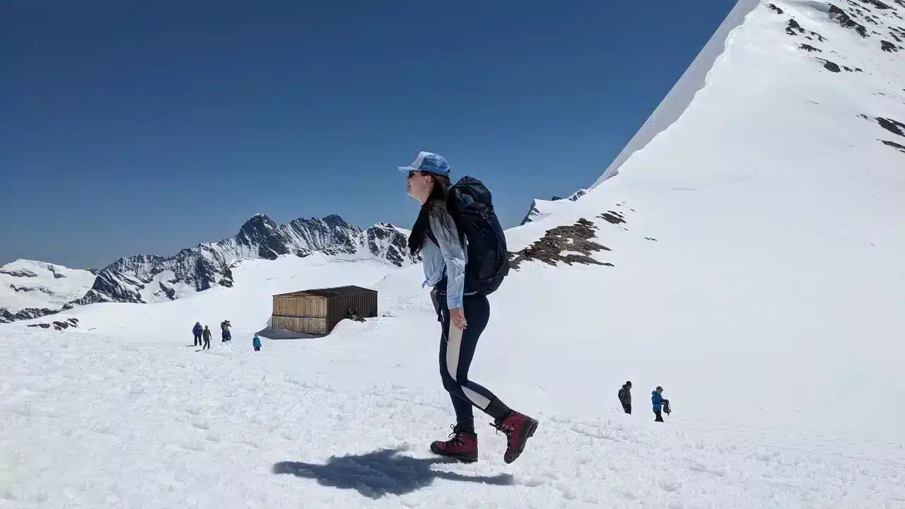 Solène en randonnée du Jungfraujoch à la Mönchsjochhütte