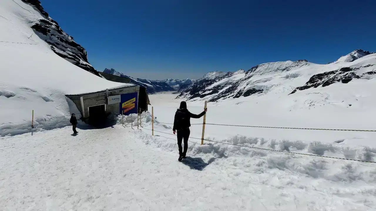 Solène blickt vom Jungfraujoch-Plateau auf den Jungfrau-Aletsch-Gletscher