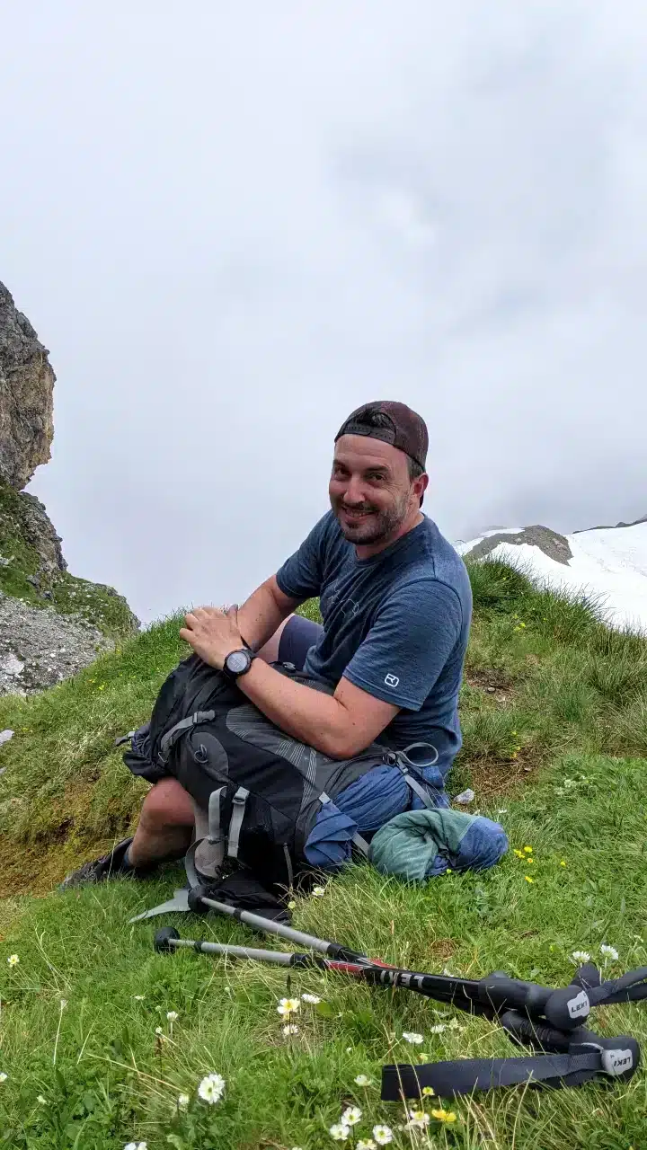 Matthias macht Pause auf der Wanderung zum Hohtürli - Blüemlisalphütte