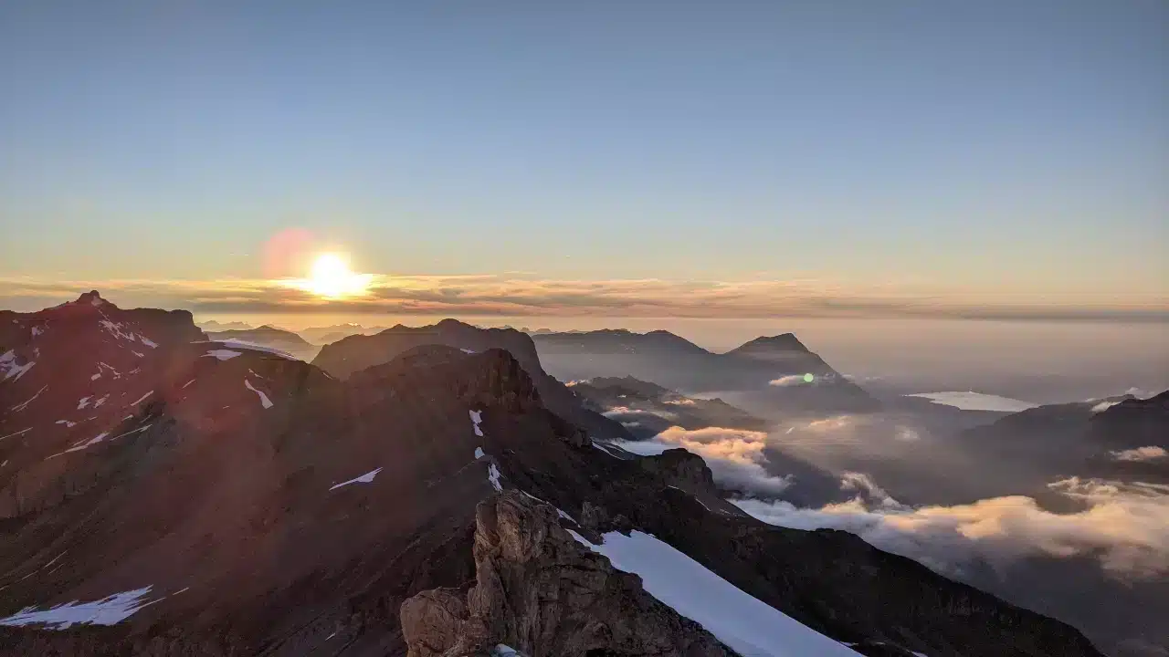 Sonnenuntergang über den Schweizer Alpen von der Blüemlisalphütte