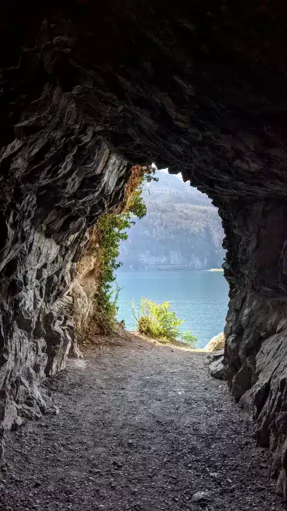 Die Wanderung Weesen Quinten ist berühmt für ihre Tunnel mit Blick auf den Walensee