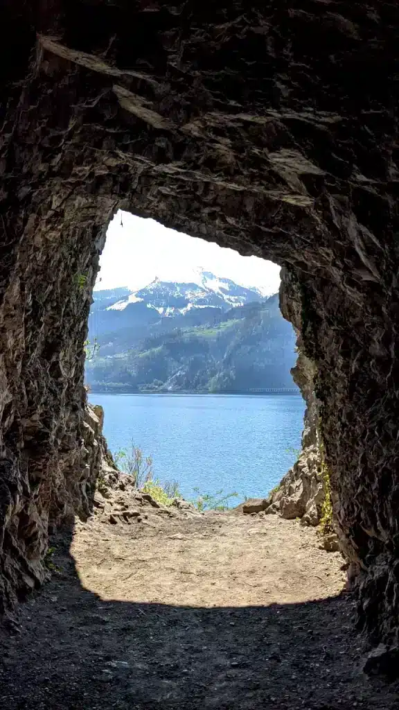 The tunnels on the hike Weesen - Quinten offer a view of Walensee