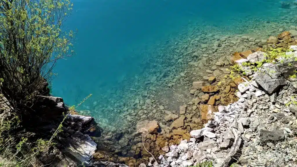 Das klare Wasser des Walensees von der Wanderung Weesen Quinten