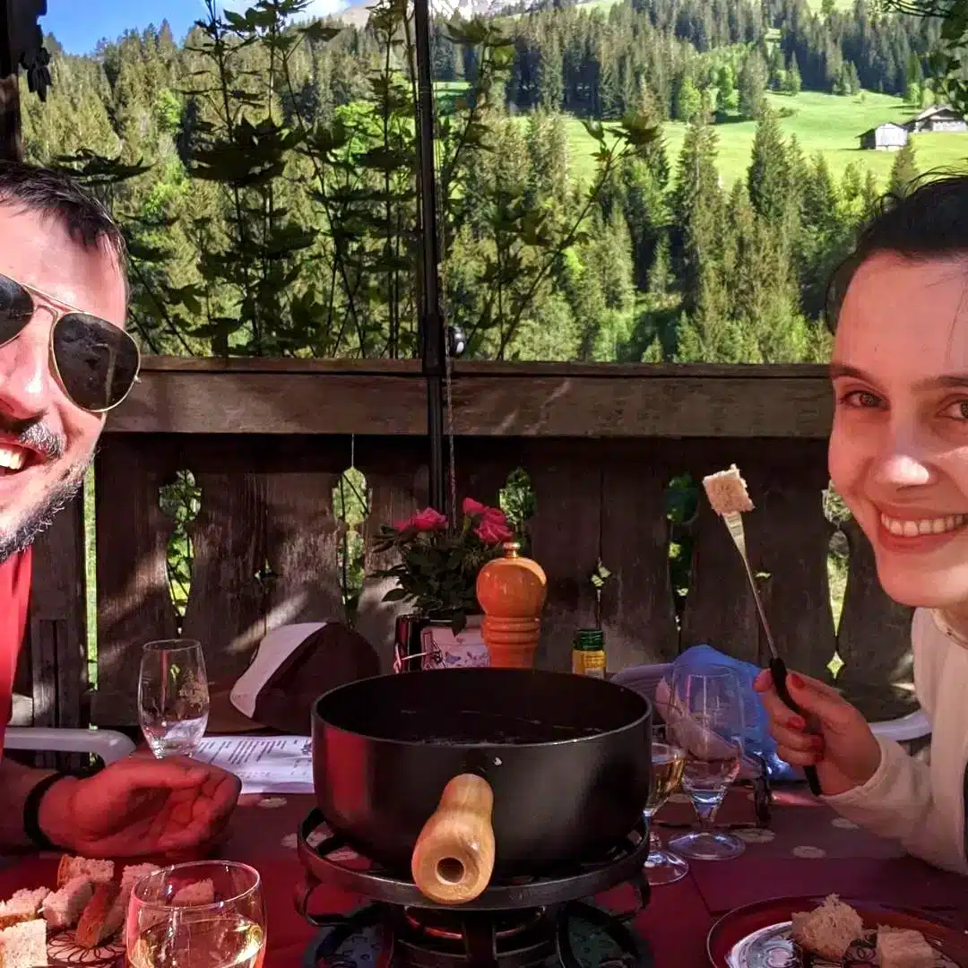 Solène und Matthias beim Fondue im Restaurant Sunne Stübli in Turbach bei Gstaad