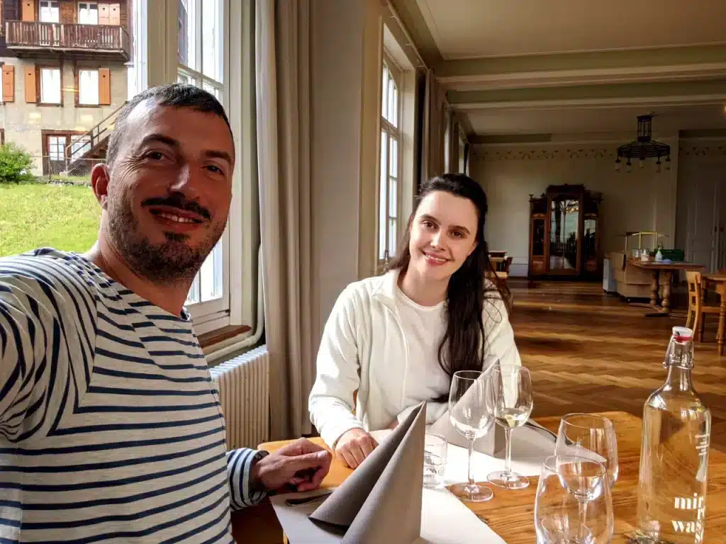 Solène und Matthias beim Essen im Hotel Regina Mürren