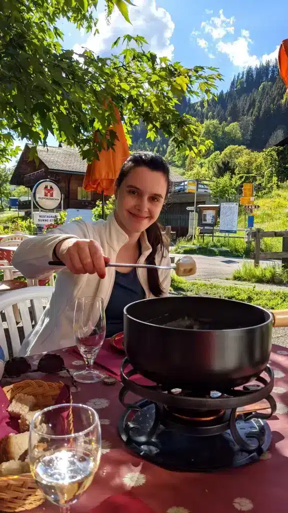 Solène beim Fondueessen im Restaurant Sunne-Stübli in Turbach