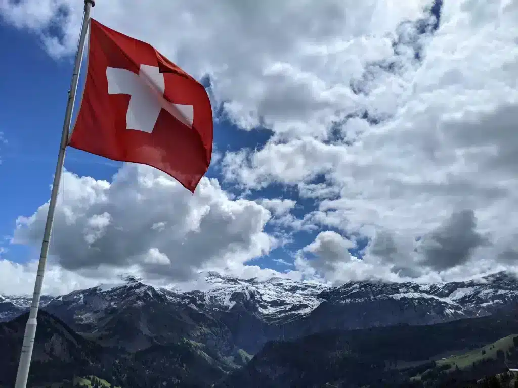 Blick vom Berghaus Betelberg auf die Schweizer Alpen. Links eine Schweizer Flagge.