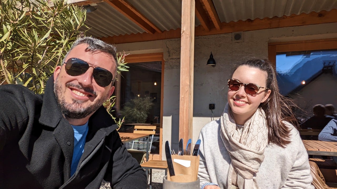 Solène and Matthias are happy sitting on the terrace of Restaurant Tremondi in Quinten
