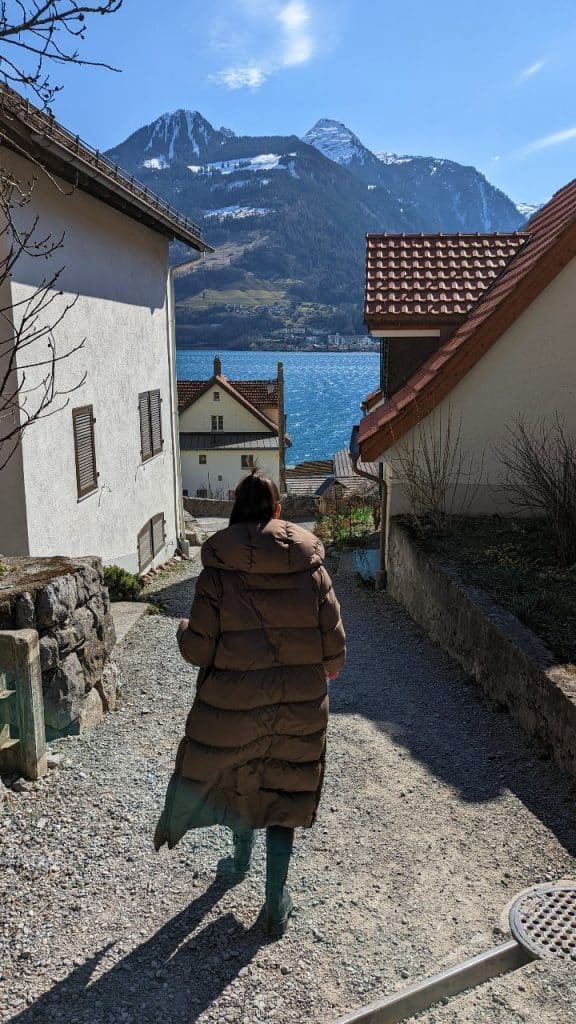 Solène walking in the street of Quinten