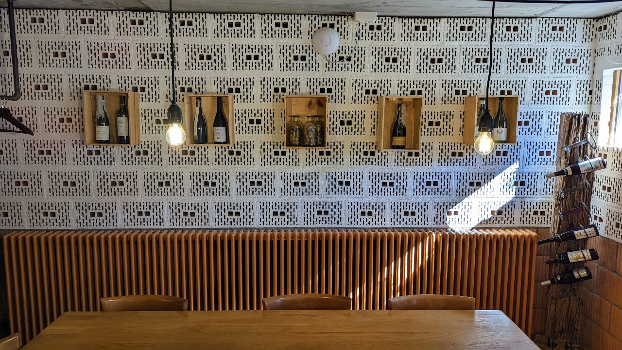 A wooden table inside Restaurant Tremondi in Quinten