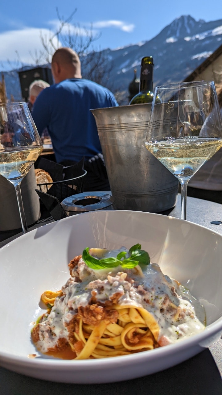 Tagliatelle and Chardonnay on the terrace of Restaurant Tremondi in Quinten