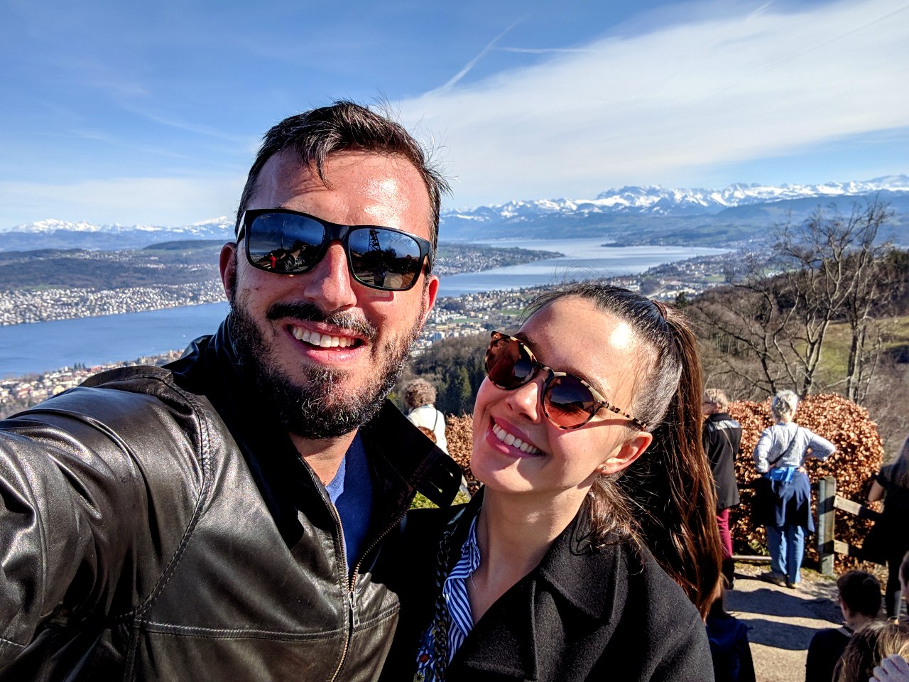 Matthias et Solène sur l'Uetliberg par une journée de printemps ensoleillée. Derrière eux, le lac de Zurich et les montagnes.
