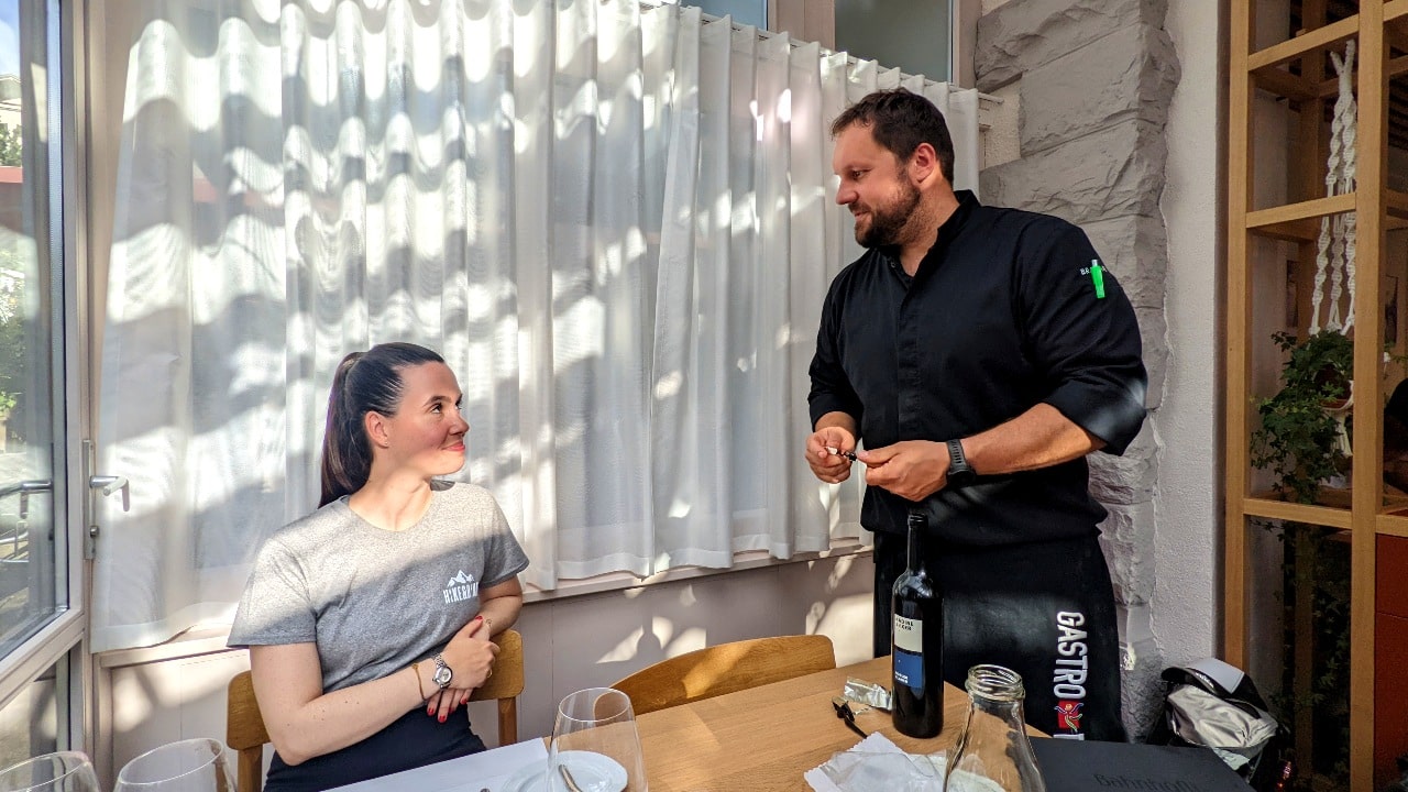 Willi Felder vom Bahnhöfli Entlebuch erklärt Solène von Hike&Dine den Wein