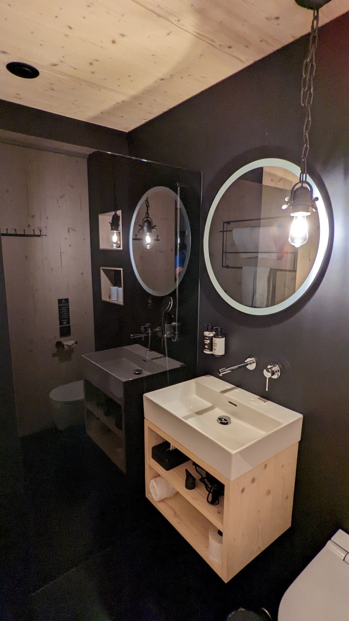 Badezimmer im Trauffer Bretterhotel