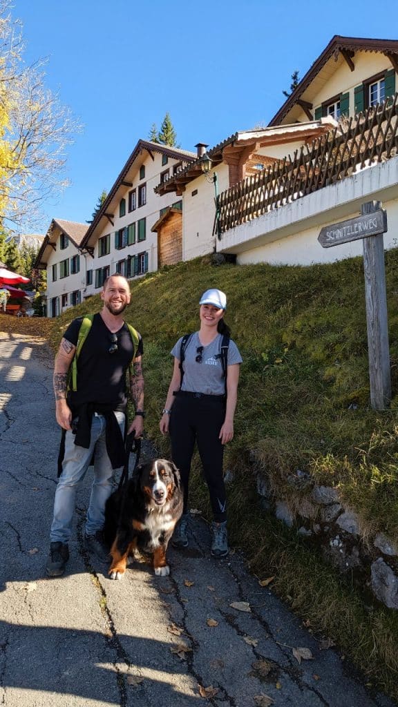 Let's go: Trauffer with dog June and Solène from Hike&amp;Dine at the start of the Schnitzler trail on Axalp