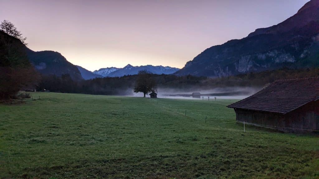 Morgendämmerung in Hofstetten bei Brienz gesehen von der Trauffer Erlebniswelt