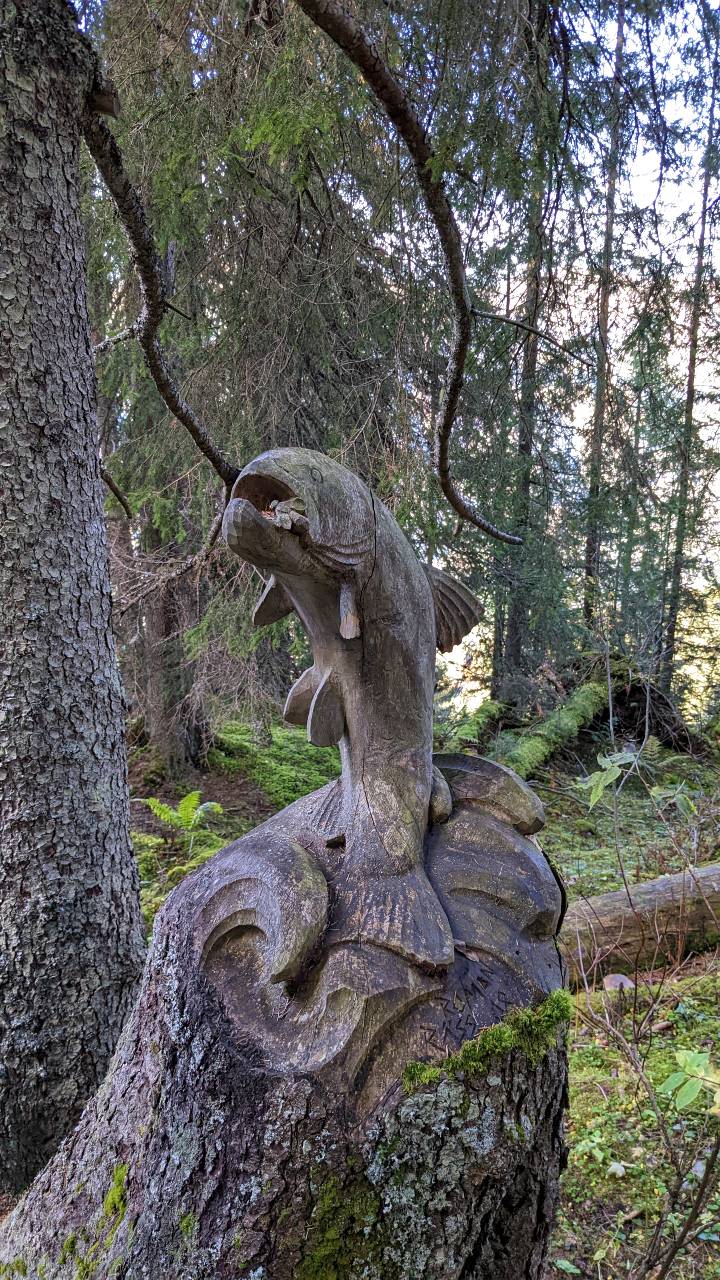 A fish carved from wood on the Schnitzler path
