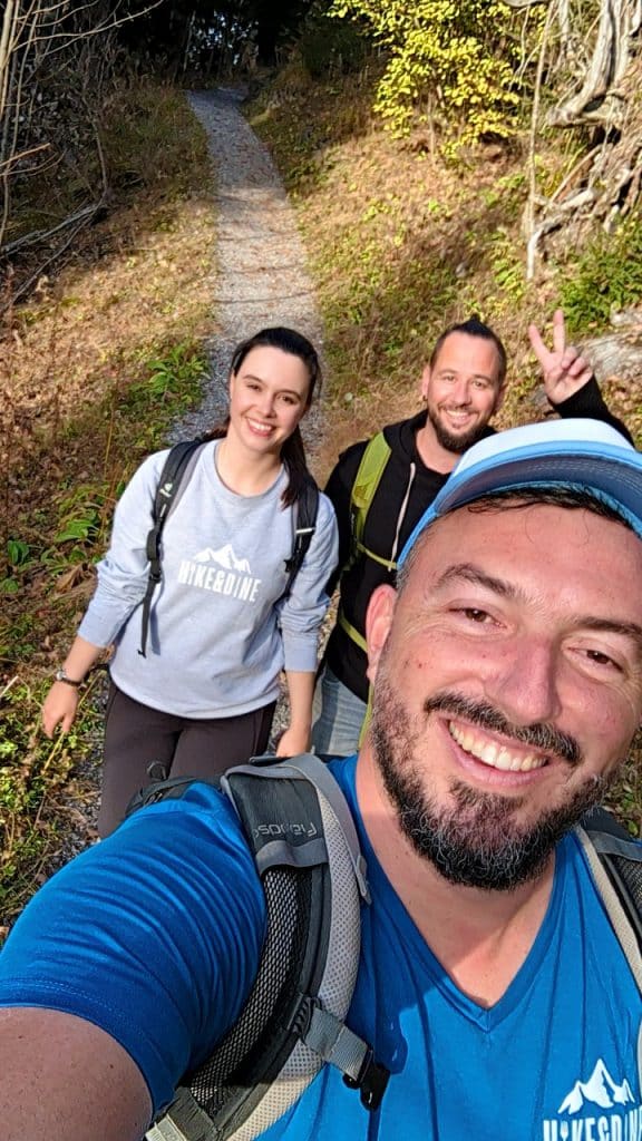 Trauffer zusammen mit Solène und Matthias von Hike&Dine auf seinem Lieblingswanderweg von der Axalp zum Hinterburgseeli