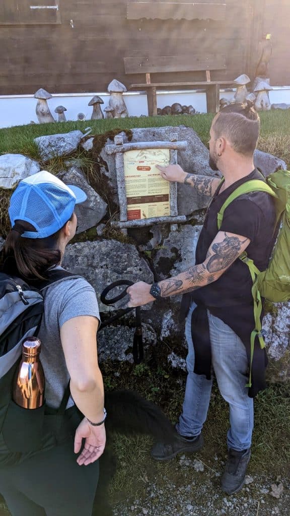 Trauffer shows Solène from Hike&amp;Dine the Schnitzlerweg on a map