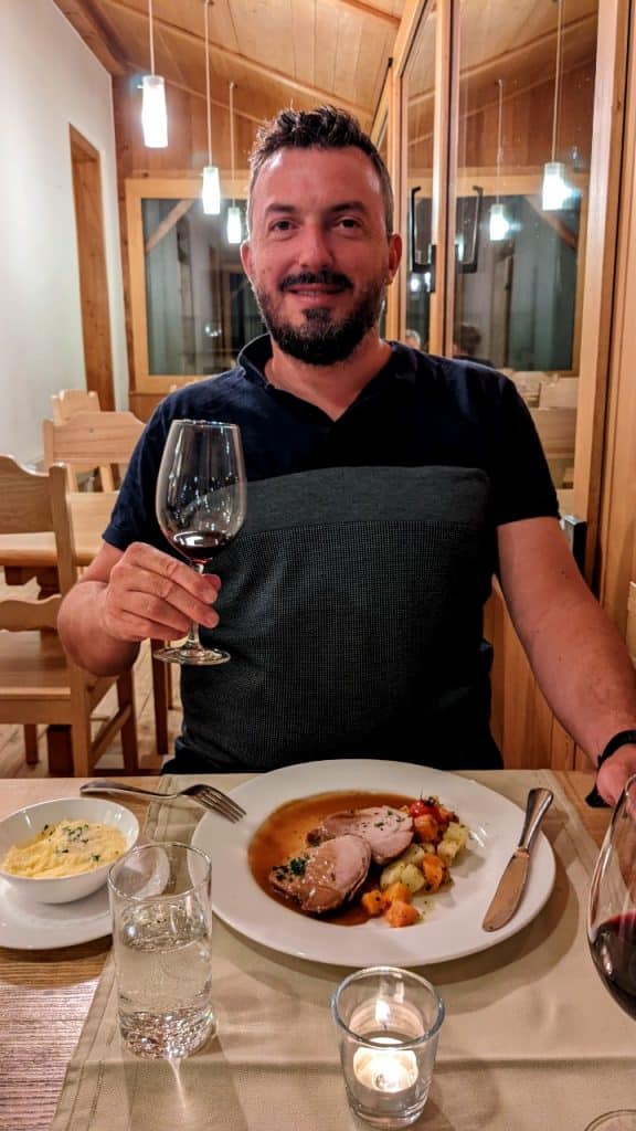 Matthias geniesst sein Abendessen im Hotel Ofenhorn in Binn