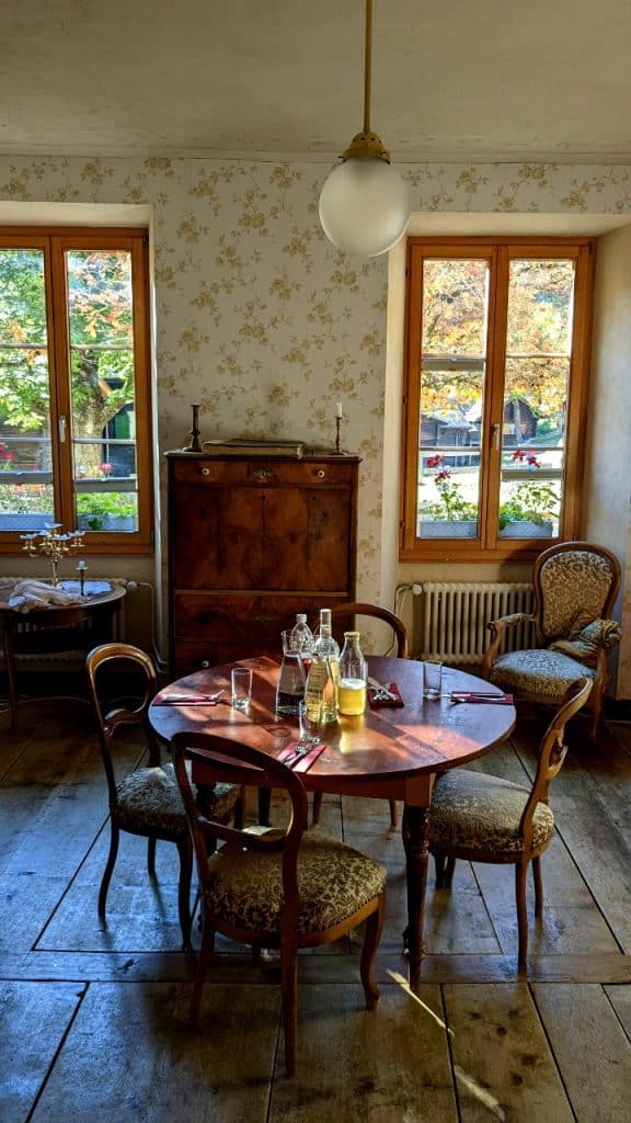 Das Lesezimmer mit gedecktem Tisch im Hotel Ofenhorn