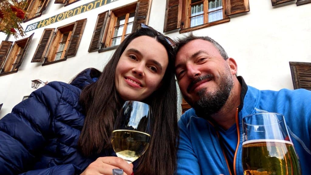 Happy Times vor dem Hotel Ofenhorn in Binn: Solène und Matthias von Hike&Dine sind verliebt ins Hotel Ofenhorn
